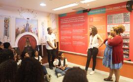 Fotografia de Nayara dos Santos e de Samara Tarouquela com os estudantes do GET Alexandre Farah