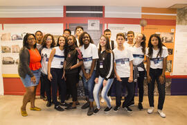 Fotografia dos alunos da Escola Municipal Mário Paulo de Brito  e a mediadora do Centro de Memóri...