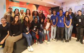 Fotografia dos visitantes do CE Missionário Mário Way junto aos integrantes da equipe do CDM