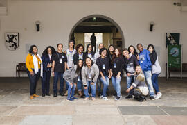Fotografia dos alunos do Colégio Estadual Nova Alvorada com a mediadora  Nayara Cristina e a secr...