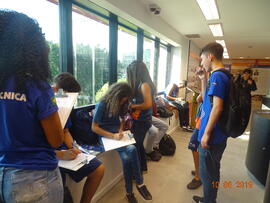 Fotografia dos alunos da Escola Técnica do Rio de Janeiro (ETERJ) preenchendo o formulário de Ava...