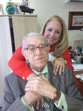 Fotografia do procurador de Justiça aposentado, Jorge Vacite Filho, junto de sua esposa, a advoga...