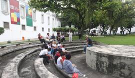 Fotografia dos estudantes do CIEP Dr. Ernesto Che Guevara junto aos integrantes da equipe do CDM ...