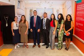 Fotografia dos presentes na inauguração da exposição “Congressos e Encontros: em Construção da Ci...