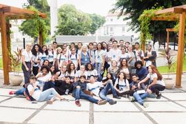 Fotografia dos alunos em frente ao chafariz da praça Procurador-Geral de Justiça Hermano Odilon d...