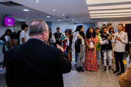 Fotografia do discurso de Márcio Klang aos estudantes da rede municipal de Cabo Frio que integram...