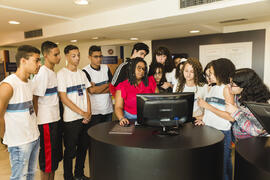 Fotografia dos alunos do Escola Municipal Mário Paulo de Brito observando a plataforma digital MP...