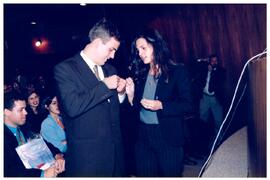 Fotografia de um Promotor de Justiça recebendo a insígnia do MPRJ