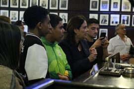 Fotografia de Leila Pose Sanches junto aos estudantes da rede municipal de Cabo Frio que integram...