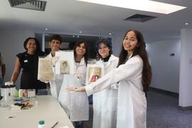 Fotografia de estudantes do CIEP Carlos Drummond de Andrade após a dinâmica de higienização e aco...