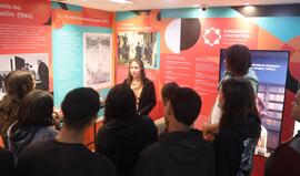 Fotografia dos estudantes do CE Missionário Mário Way durante a mediação de Samara Tarouquela