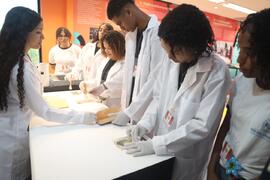 Fotografia dos estudantes do CE Vereador Percy Batista Crispim enquanto participam da dinâmica do...