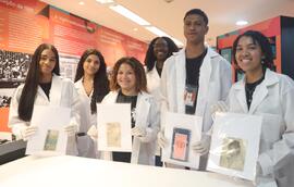 Fotografia das integrantes da equipe do CDM junto aos estudantes do CE Vereador Percy Batista Cri...