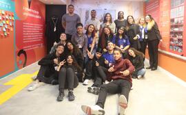 Fotografia dos integrantes do Centro de Memória junto aos visitantes do CE Missionário Mário de Way