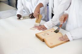 Fotografia de estudantes da Escola Municipal Monte Castelo durante a dinâmica de higienização e a...