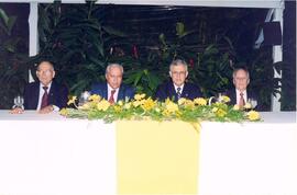 Fotografia dos integrantes da mesa da solenidade de entrega de insígnas a novos Promotores de Jus...