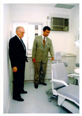 Fotografia dos presentes nas novas instalações do consultório odontológico da AMPERJ