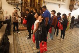 Fotografia dos estudantes do CE Missionário Mário Way na Igreja de Nossa Senhora do Bonsucesso