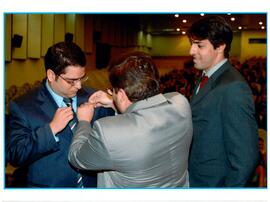 Fotografia de Eduardo Fiorito Pereira recebendo a insígnia institucional do MPRJ