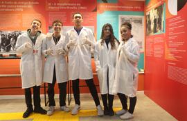 Fotografia dos estudantes do CE Missionário Mário Way que participaram da dinâmica do acervo