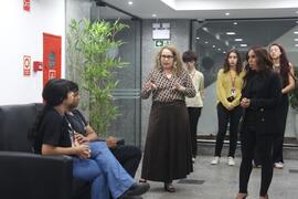 Fotografia dos visitantes do CE Vereador Percy Batista Crispim durante a fala introdutória sobre ...