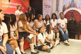 Fotografia dos estudantes do Instituto de Educação Professor Carlos Pasquale na exposição "C...