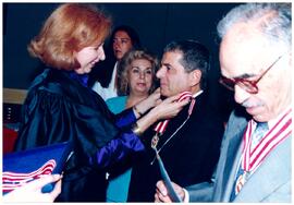 Fotografia de Vera de Souza Leite agraciando Paulo Cezar Pinheiro Carneiro com o Colar do Mérito ...