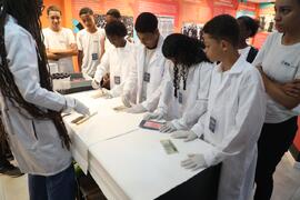 Fotografia dos estudantes da EM General Tasso Fragoso durante a dinâmica de higienização e acondi...