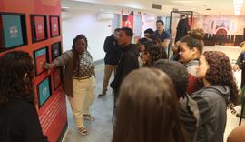 Fotografia de Nayara dos Santos e Samara Tarouquela, junto aos estudantes do CE Missionário Mário...