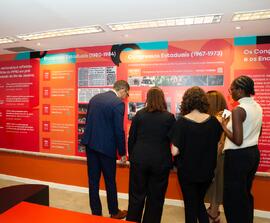 Fotografia dos presentes na inauguração da exposição “Congressos e Encontros: em Construção da Ci...