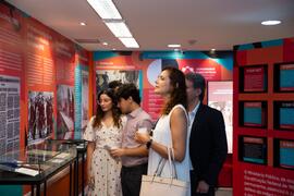Fotografia dos presentes na inauguração da exposição "Congressos e Encontros: em Construção ...