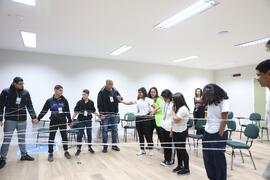 Fotografia dos estudantes da Escola Municipal Professor Joaquim da Costa Ribeiro, durante a dinâm...