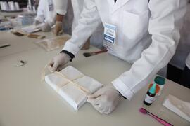 Fotografia de um estudante da Escola Municipal Professor Joaquim da Costa Ribeiro realizando a at...