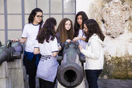Fotografia dos alunos da Escola Eliezer Max no Pátio dos Canhões, no Museu Histórico Nacional