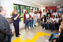 Fotografia do discurso de Patricia Leite Carvão aos alunos do Ginásio Experimental Olímpico Juan ...