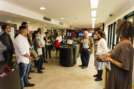 Fotografia dos estagiários acompanhando a explicação do coordenador do Centro de Memória, Márcio ...