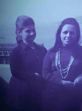 Fotografia de Teresa Mazza Leon Sodré ao lado de sua amiga, Maria Teresa Reis Mendes