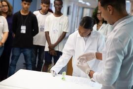 Fotografia de uma estudante do Ginásio Experimental Olímpico Juan Antonio Samaranch durante a din...