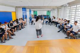 Fotografia da historiadora Nataraj Trinta durante seu discurso para os alunos da Escola Municipal...