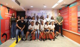 Fotografia dos visitantes da EM General Tasso Fragoso junto aos integrantes da equipe do CDM