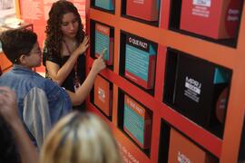 Fotografia da Samara Tarouquela junto a um estudante do CIEP Dr. Ernesto Che Guevara