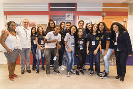 Fotografia dos alunos do Colégio Estadual Pedro Álvares Cabral com a equipe do Centro de Memória
