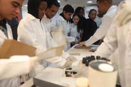Fotografia dos estudantes da EM General Tasso Fragoso durante a dinâmica de higienização e acondi...