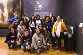 Fotografia dos alunos do Colégio Estadual Nova Alvorada com a equipe do Centro de Memória no Muse...