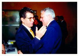 Fotografia de Marfan Martins Vieira enquanto cumprimenta Luiz Antônio Ferreira de Araújo