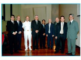 Fotografia dos presentes na cerimônia de entrega das insígnias institucionais aos Promotores de J...