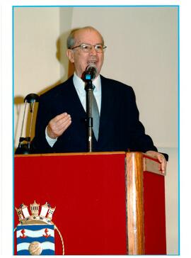 Fotografia de Celso Fernando de Barros durante seu discurso na cerimônia de entrega das insígnias...