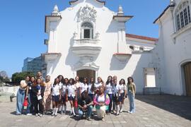 Fotografia dos visitantes do IE Professor Carlos Pasquale junto à equipe do CDM e ao historiador ...