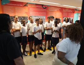 Fotografia dos estudantes da EM General Tasso Fragoso durante a dinâmica de mediação