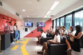 Fotografia de Deivson Sabadini e Beatriz Oliveira durante a palestra de apresentação das atividad...